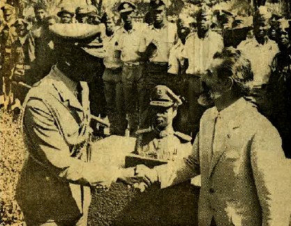 Il Generale Yakubu Gowon, l’allora Capo di Stato della Nigeria, si complimenta con Riccardo Micheletti, 1969.