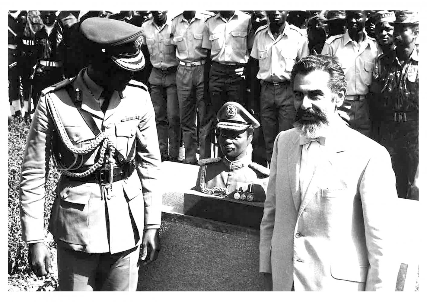 Presentazione al Generale Yakubu Gowon, l’allora Capo di Stato della Nigeria, del suo busto eseguito da Riccardo Micheletti nel 1969.