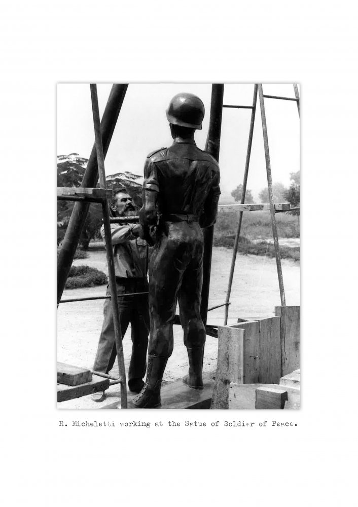 Riccardo Micheletti a Kano intento a terminare la statua del “Soldjer of Peace” che verrà poi installata a Lagos nel 1970.